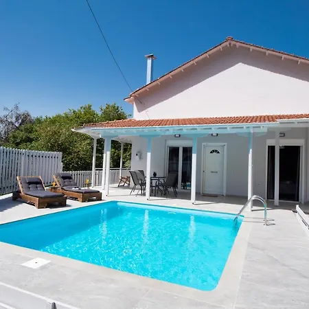 Beyond The Bridge Case de vacanță Sívros