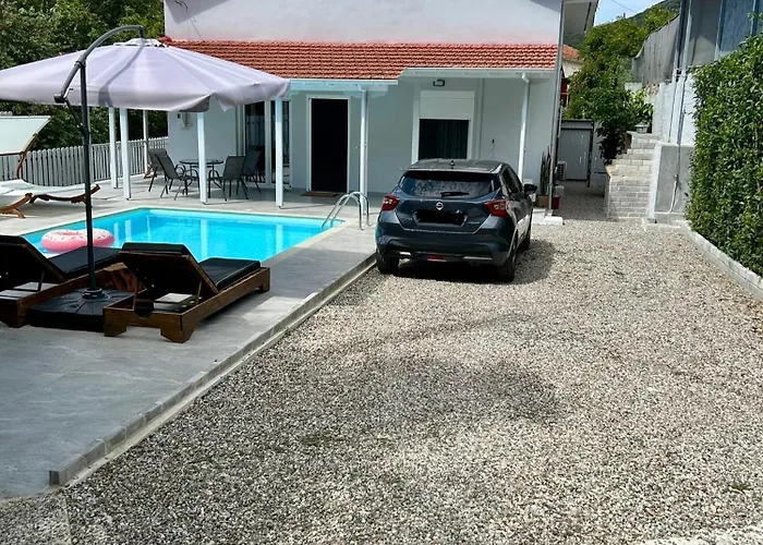 Beyond The Bridge Case de vacanță